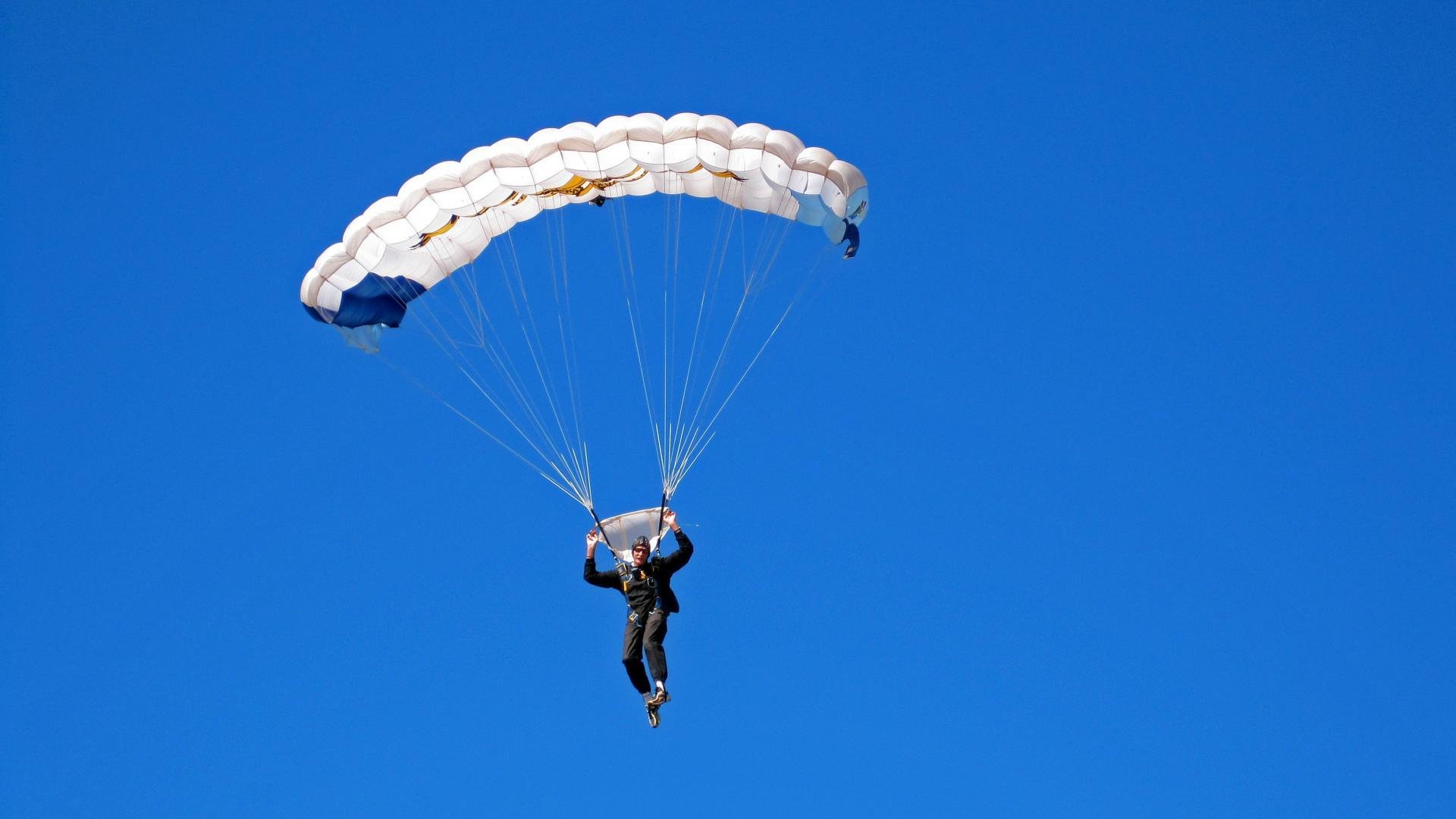 舞台越大越强，布伦森闪耀全场，深圳队打穿热火背后的篮球哲学